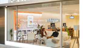 ABANCA transforma sus oficinas en hogares para presentar su nuevo seguro