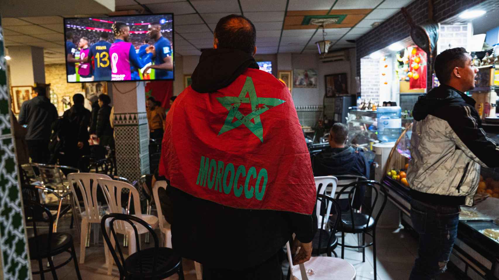 Un aficionado marroquí abandona el local tras la victoria de Francia.