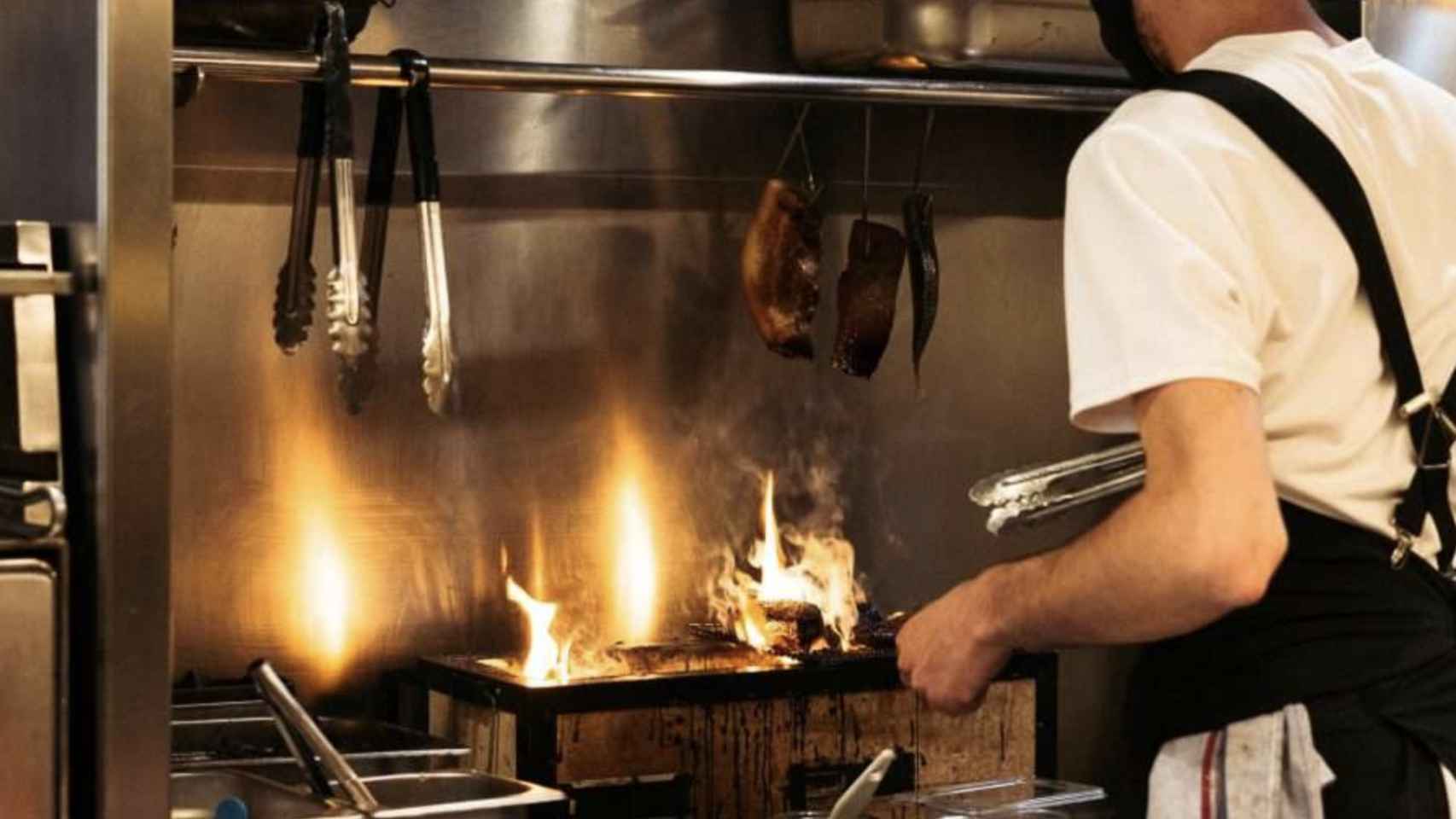 El fuego es elemento en torno al cual gira la cocina Bodega Bonay
