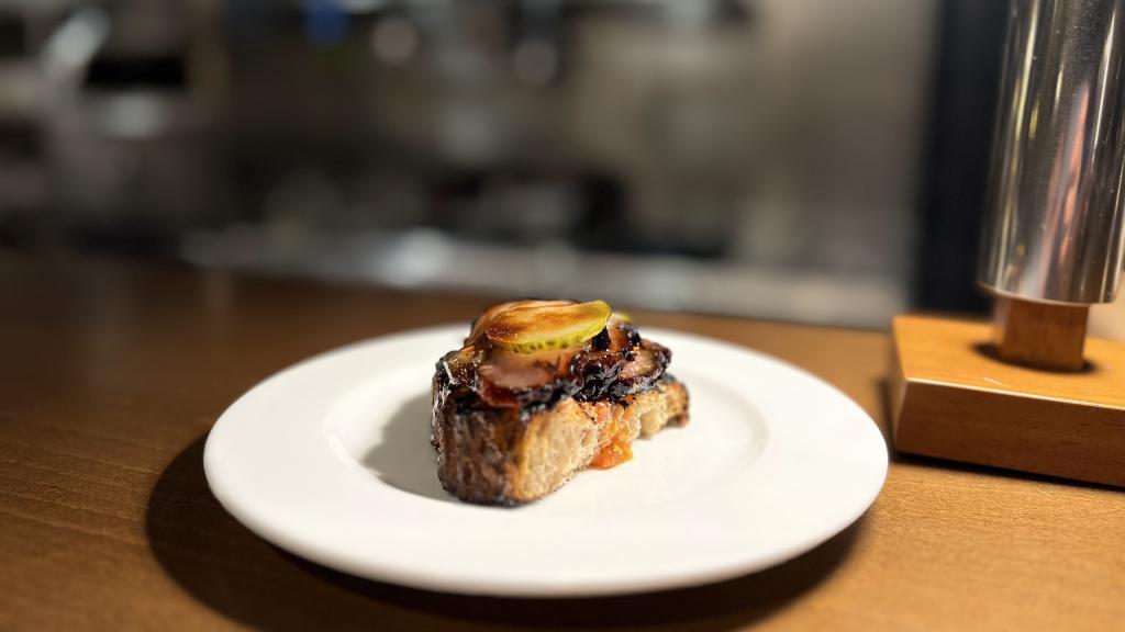 Papada a la brasa con pan y tomate, obligatorio pedirlo