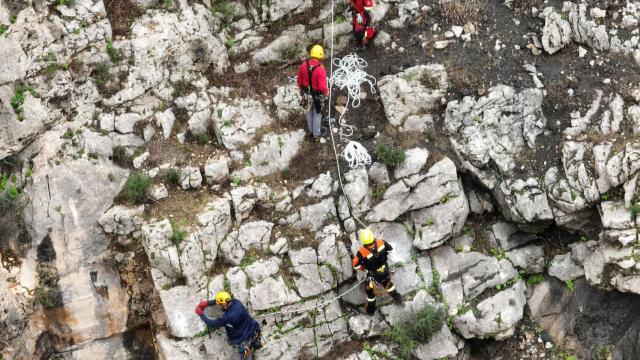 Las labores de reparación en el Caminito del Rey.