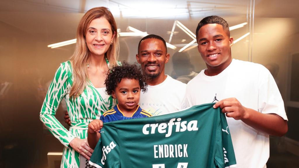 Endrick, su familia y la presidenta del Palmeiras posando para una foto