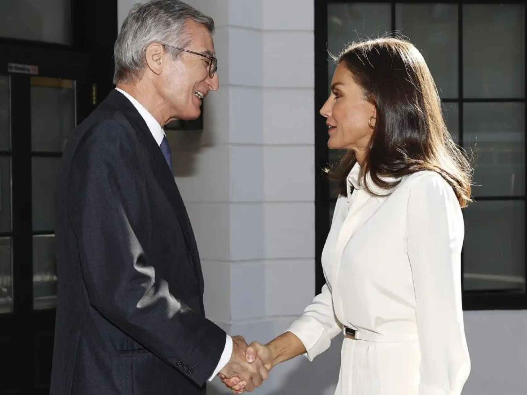 La reina Letizia saluda a Santiago Cabanas, embajador de España en Estados Unidos.