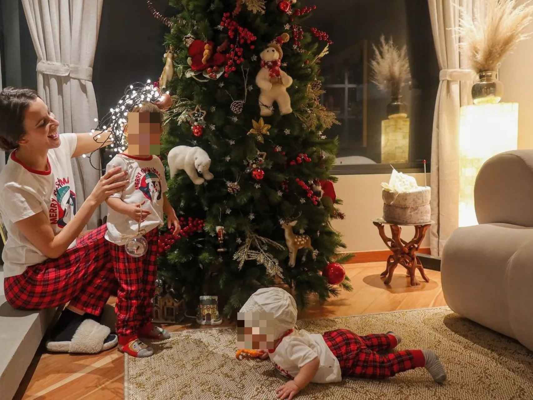 Londoño junto a sus dos hijos, Allegra y  Mikaela, junto al árbol de Navidad de su casa.