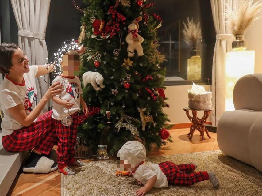 Londoño junto a sus dos hijos, Allegra y  Mikaela, junto al árbol de Navidad de su casa.