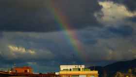 Imagen de archivo de arcoíris en el cielo