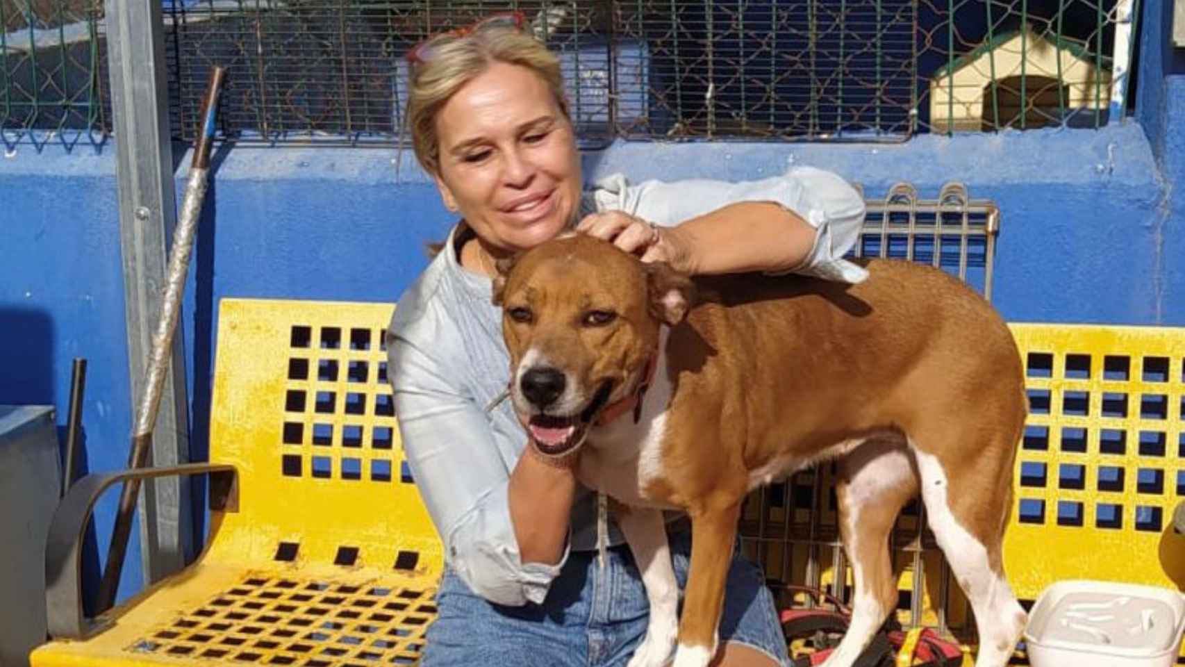 La presidenta de la Protectora de Animales de La Nucía, Belén Núñez, con uno de los perros en adopción.