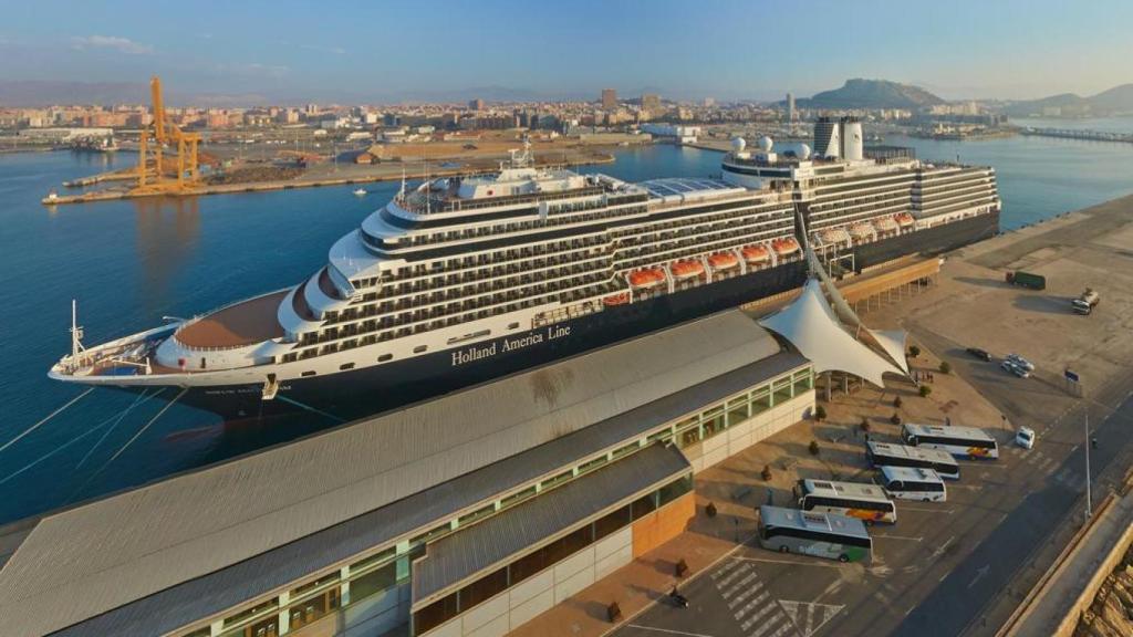 Un crucero en la ciudad de Alicante, este año.