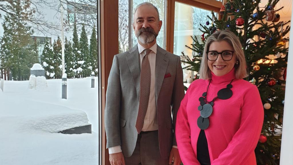 Mari Carmen Sánchez, junto al embajador de España en Finlandia.