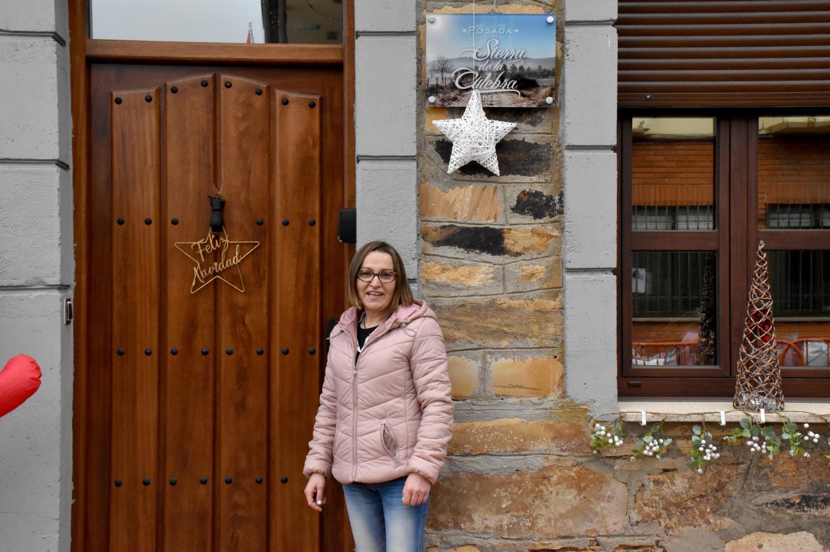 Olga Santamaría, en la puerta de su casa rural en Ferreras de Abajo