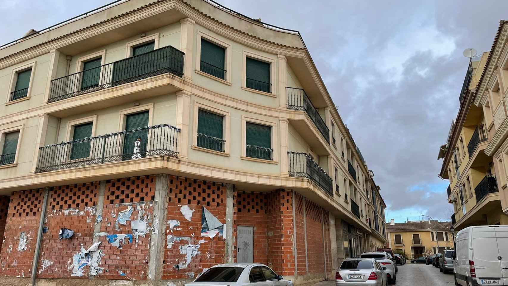 El edificio donde vivía la pareja con sus hijas antes de divorciarse, en Quintanar del Rey (Cuenca).