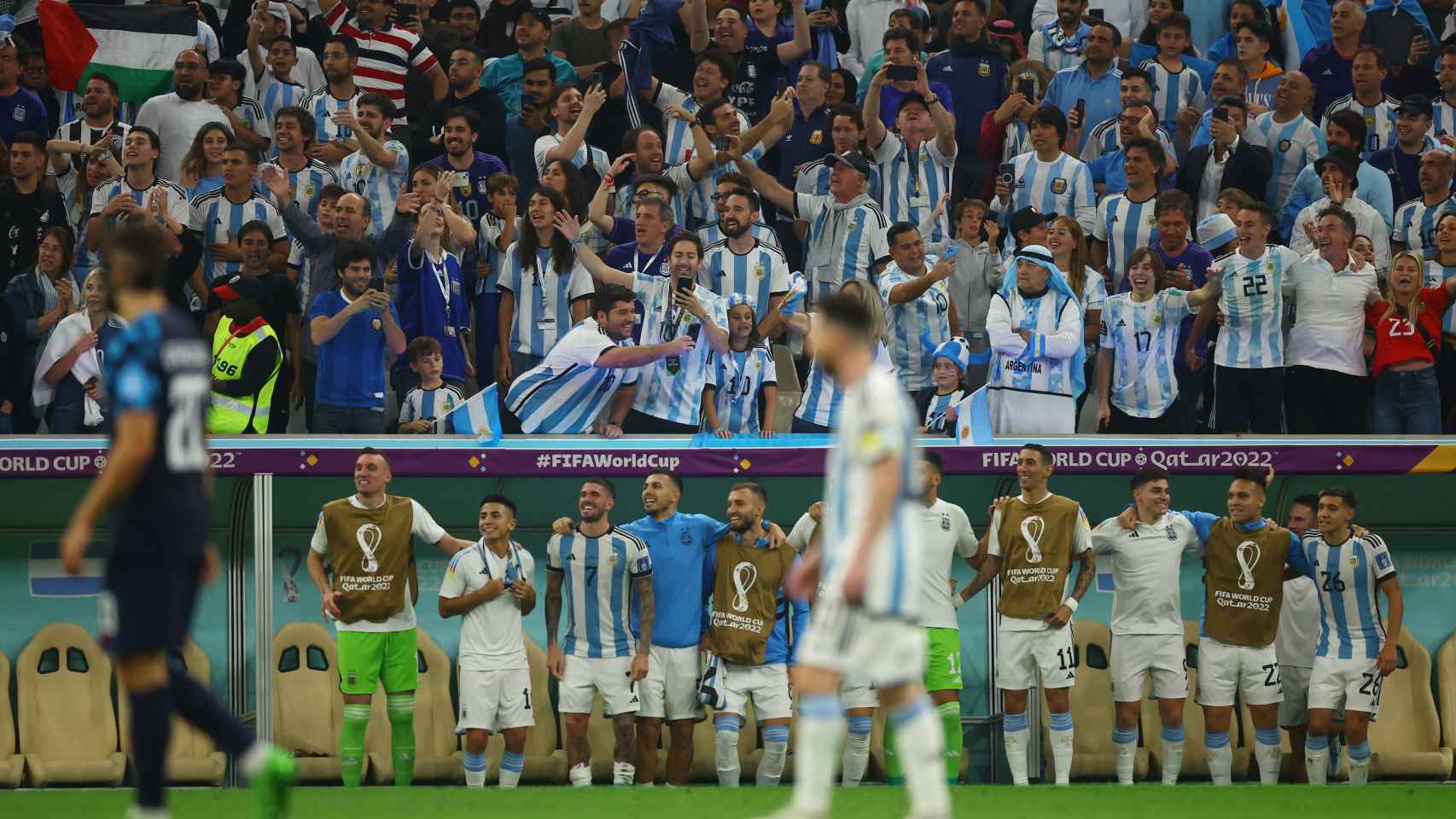Leo Messi, y al fondo un gran número de aficionados de Argentina.