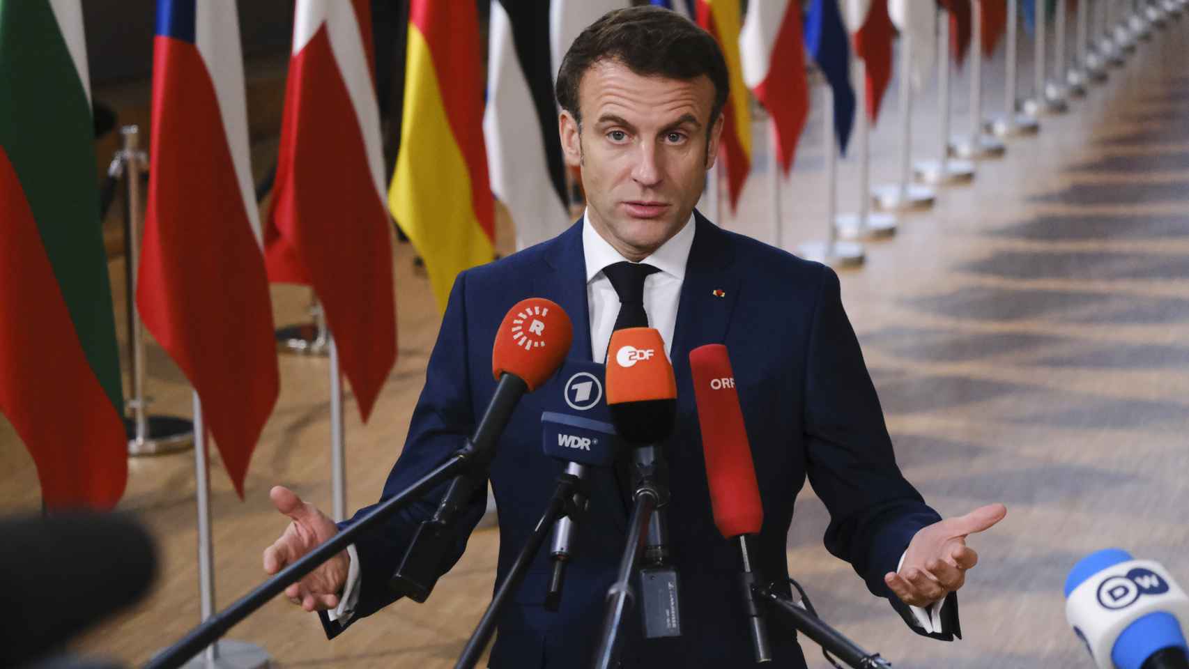 El presidente francés, Emmanuel Macron, atiende a la prensa durante la cumbre de este jueves en Bruselas
