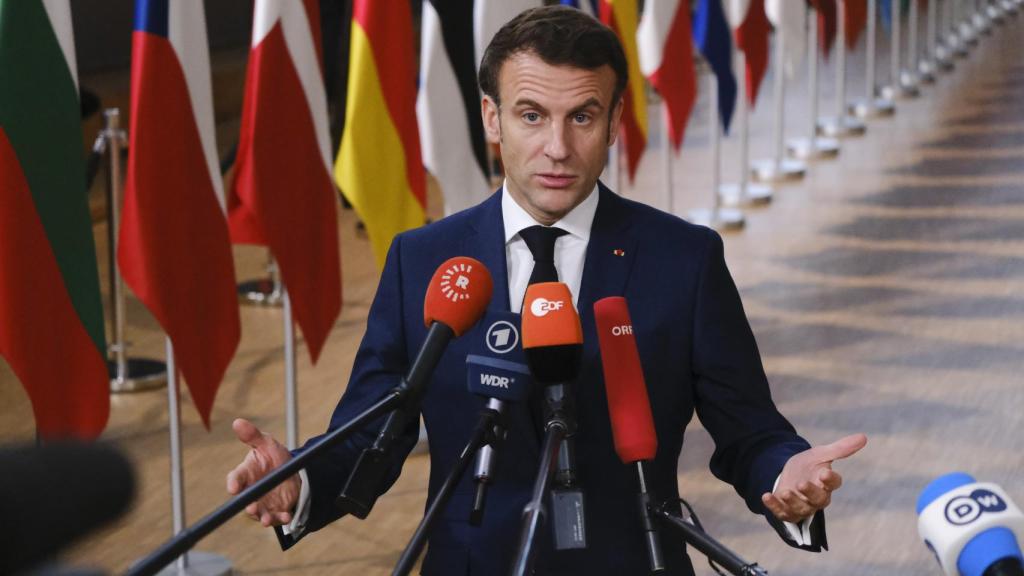 El presidente francés, Emmanuel Macron, atiende a la prensa durante la cumbre de este jueves en Bruselas