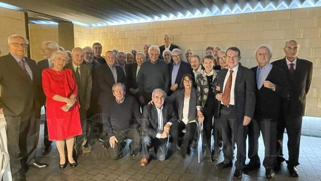 Foto de familia de la cena de Felipe González con sus ministros.