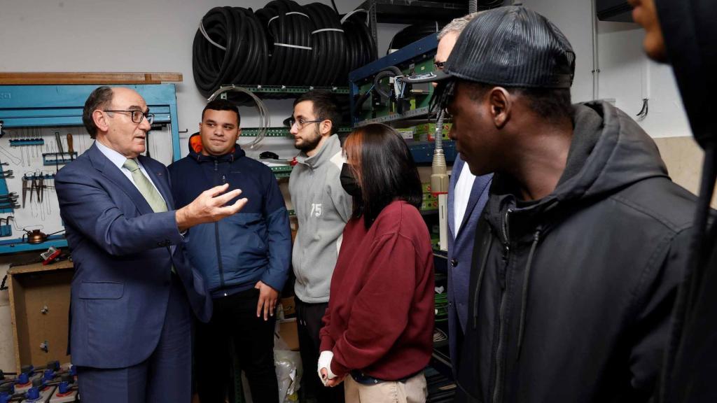 Ignacio Galán, presidente de Iberdrola, junto a jóvenes