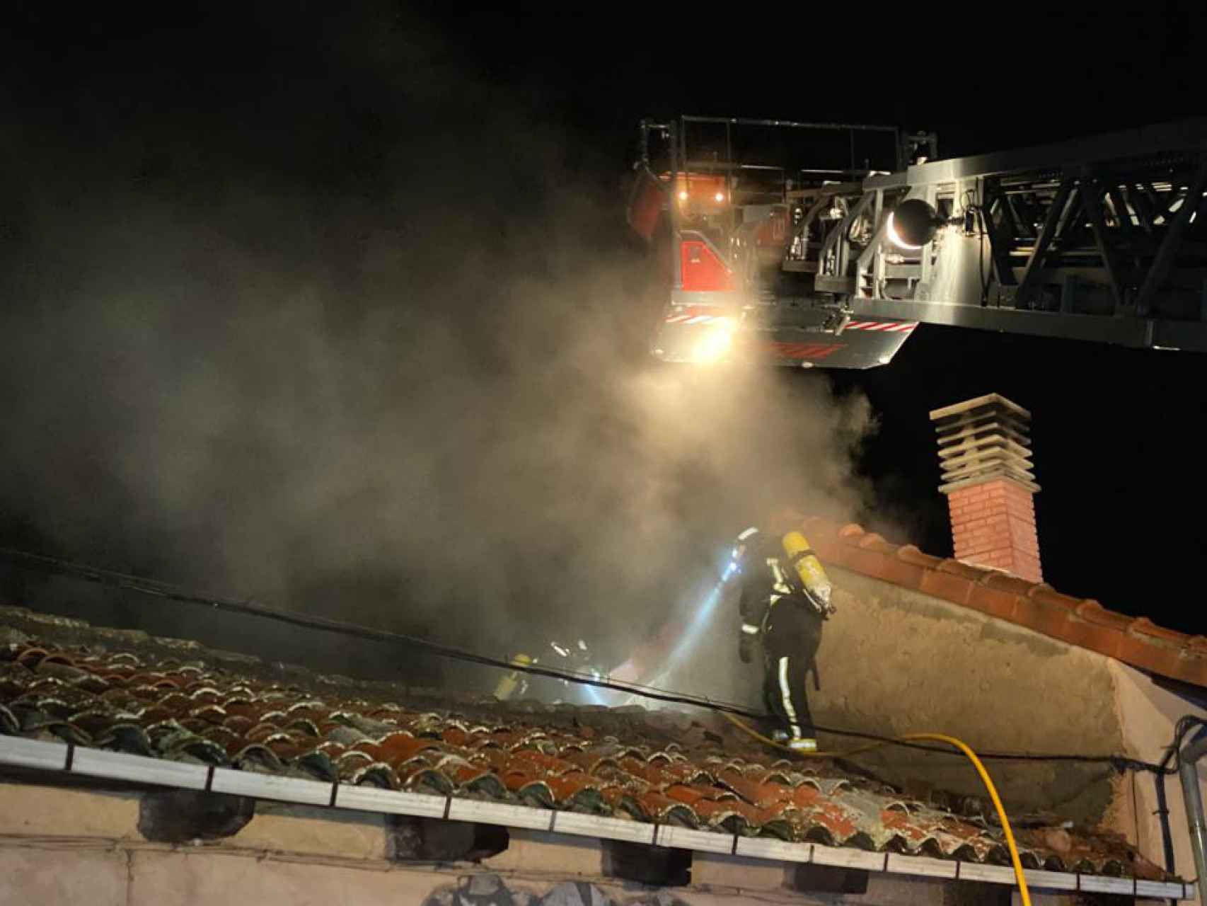 Imagen del servicio de bomberos del Ayuntamiento de León trabajando en el incendio.