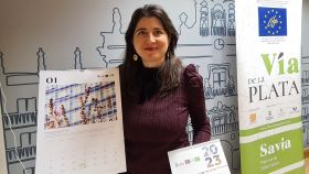 La concejala de Medio Ambiente, Miryam Rodríguez, con los calendarios