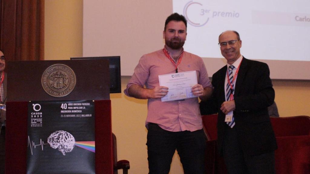 Víctor Gutiérrez recibiendo el premio