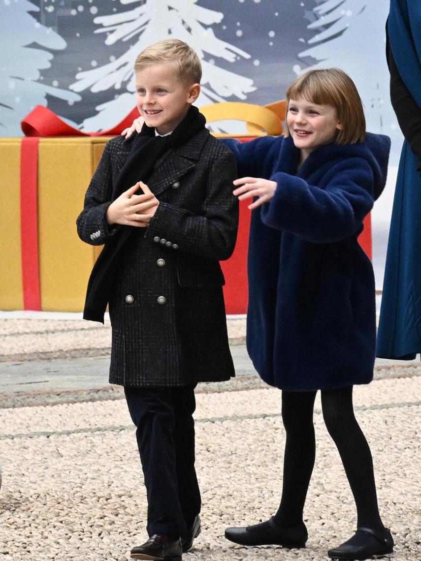 Jacques y Gabriella con abrigos de lujo en la inauguración de la Navidad en Mónaco.