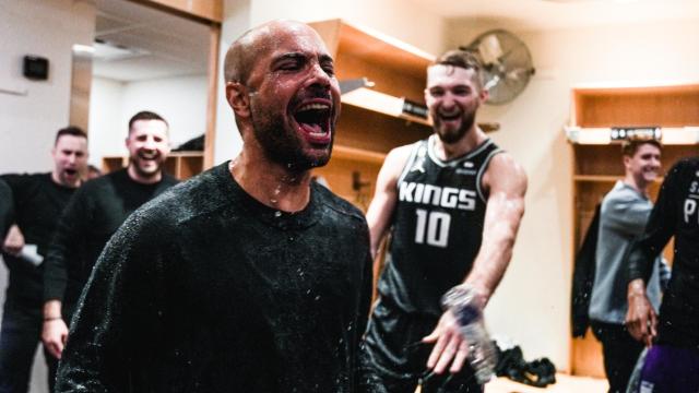 Jordi Fernández celebra con los jugadores de Sacramento Kings