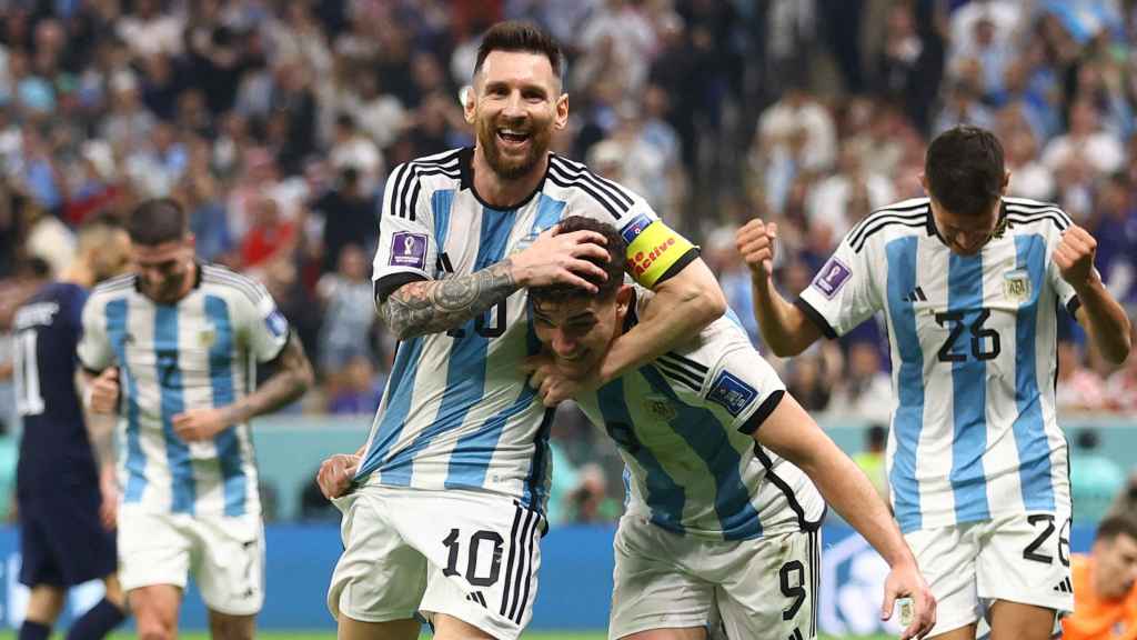 Julián Álvarez celebra un gol junto a Leo Messi.