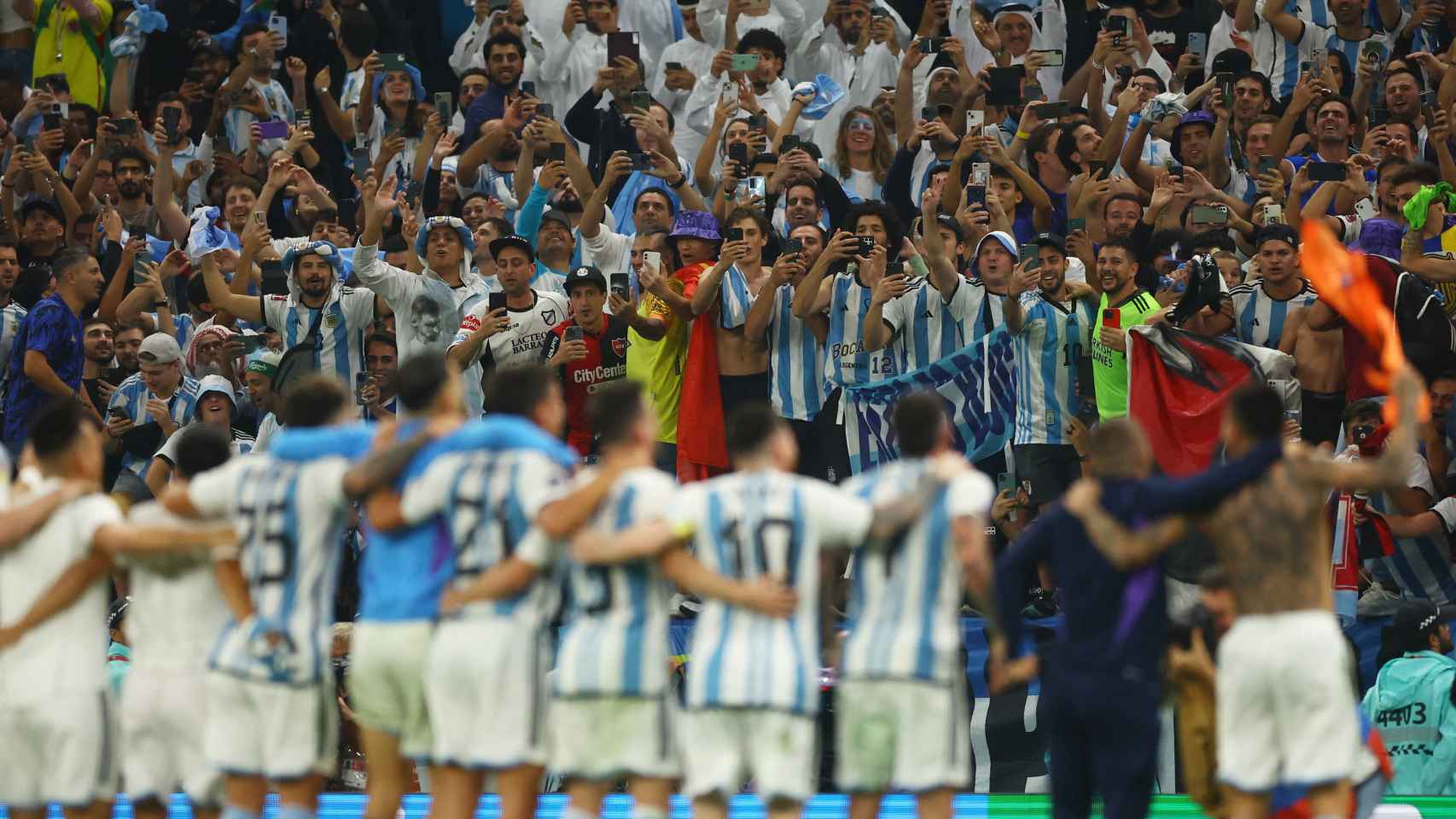 Los jugadores argentinos celebran con su hinchada el pase a la final del Mundial.