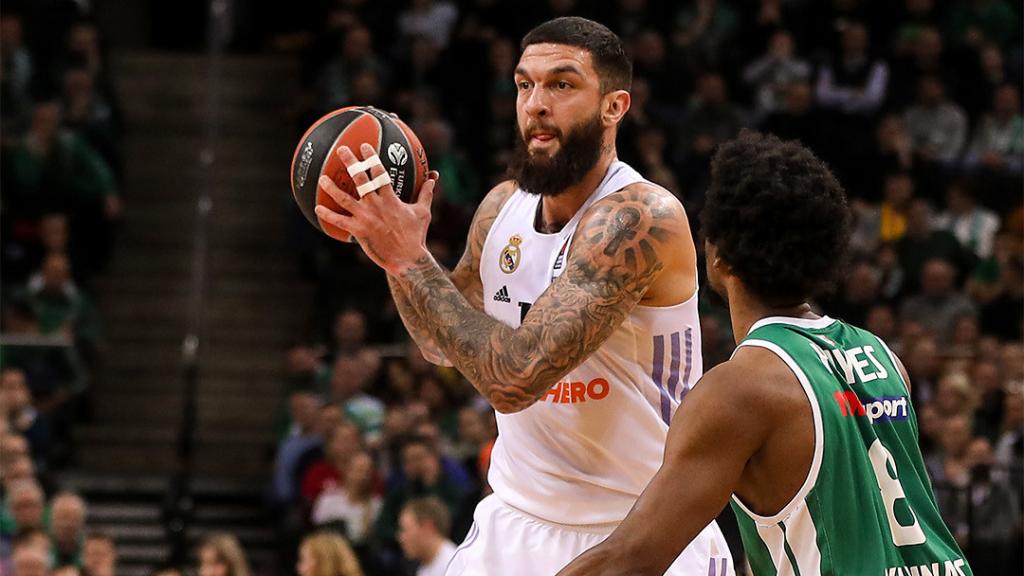 Vincent Poirier busca jugada en ataque ante Zalgiris