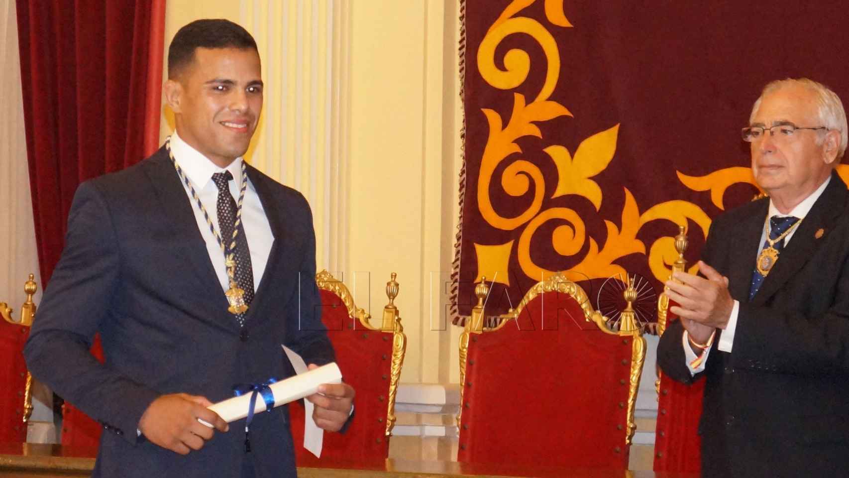 Yusef Kaddur, en 2018, con la medalla de oro de Melilla que le impuso el presidente Juan José Imbroda.