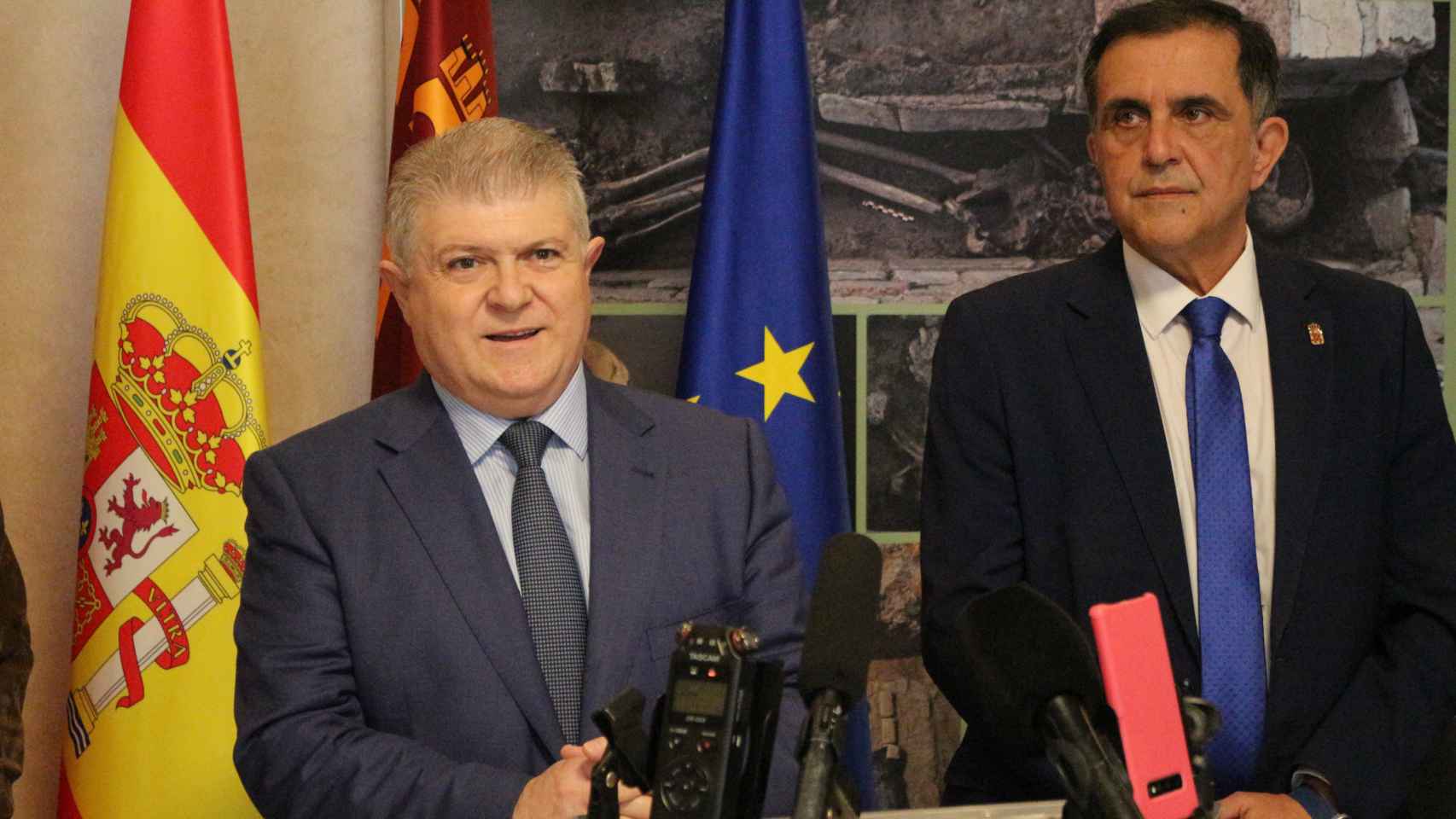 El delegado del Gobierno en Murcia y secretario general de los socialistas murcianos, José Vélez, junto al alcalde de la capital, José Antonio Serrano.