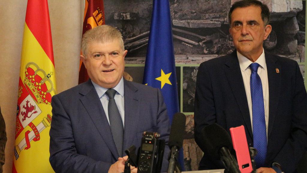 El delegado del Gobierno en Murcia y secretario general de los socialistas murcianos, José Vélez, junto al alcalde de la capital, José Antonio Serrano.