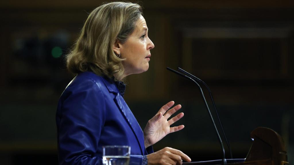 La vicepresidenta primera del Gobierno y ministra de Asuntos Económicos, Nadia Calviño, interviene en el pleno del Congreso celebrado este jueves.