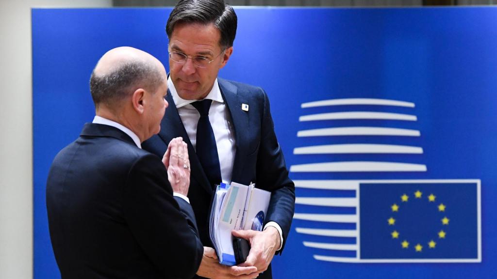 El canciller alemán, Olaf Scholz, conversa con el primer ministro holandés, Mark Rutte, durante el Consejo Europeo de este jueves. Berlín y La Haya rechazan el tope al gas.