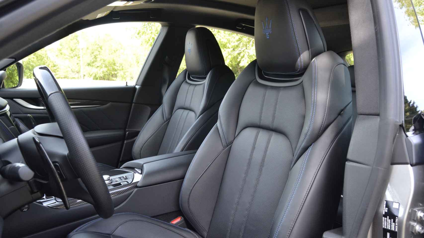 El Maserati Levante incorpora detalles en azul como las costuras o el tridente de los asientos.