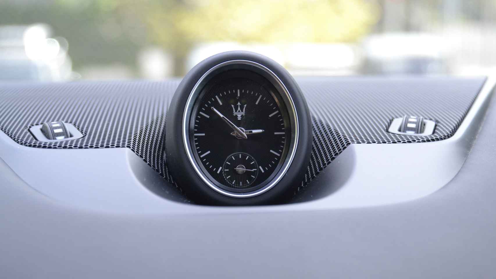 El Maserati Levante presume de un elegante reloj analógico en la parte superior del salpicadero.