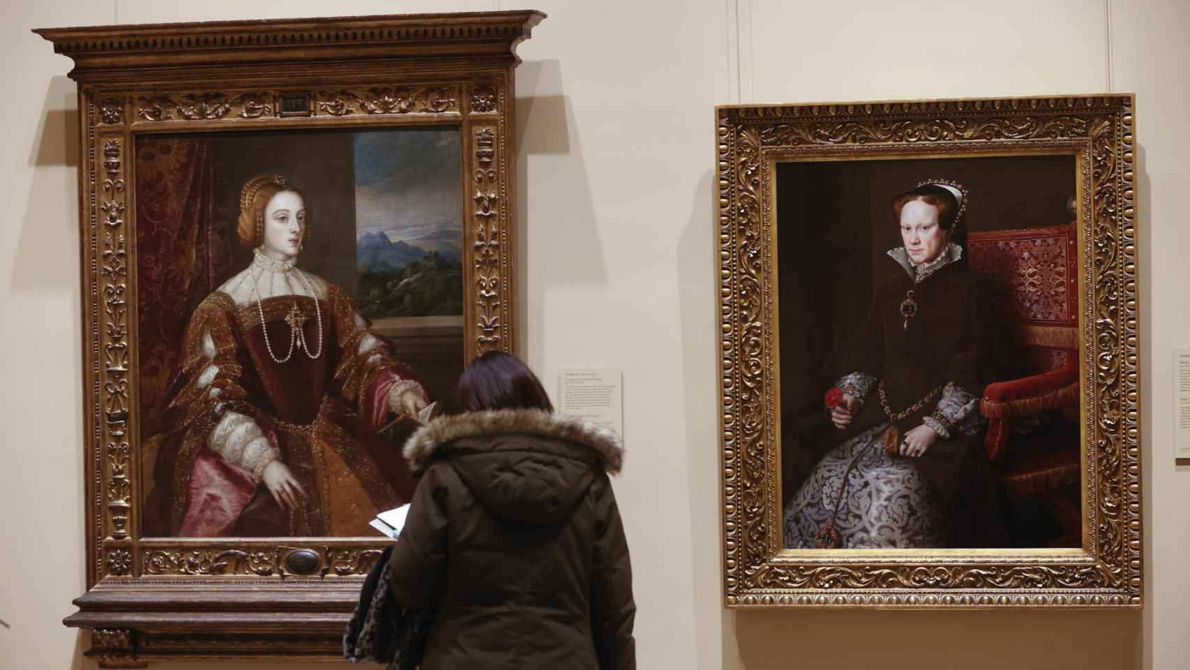 Retratos Emperatriz Isabel de Portugal, de Tiziano y María Tudor, de Antonio Moro, que forman parte de 'El Prado en femenino'.