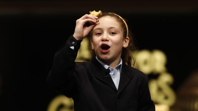 Una niña cantando en el sorteo de la Lotería de Navidad de 2018.