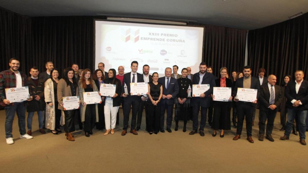 Foto de familia del Premio Emprende de AJE A Coruña.