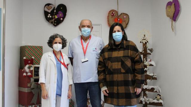 Profesionales del hospital junto a la representante de Dignidad