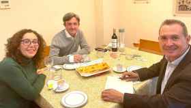 Michel, a la derecha de la imagen, en casa de unos vecinos cenando.