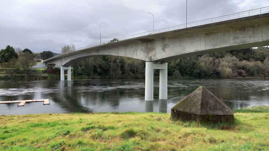 Puente internacional de Salvaterra con los pilares rehabilitados.