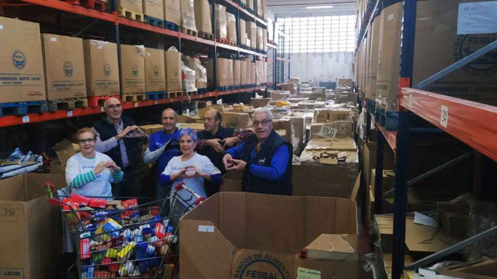 Voluntarios del Banco de Alimentos en el almacén.