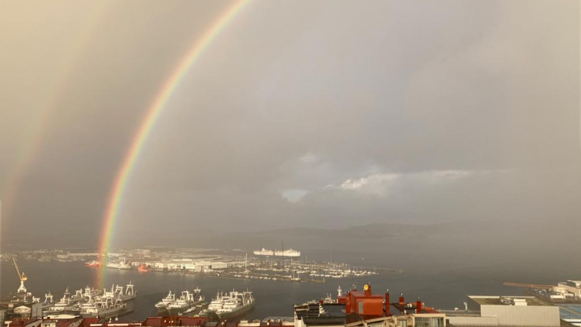 Arcoíris doble en el cielo de Vigo. Fotos: Treintayseis