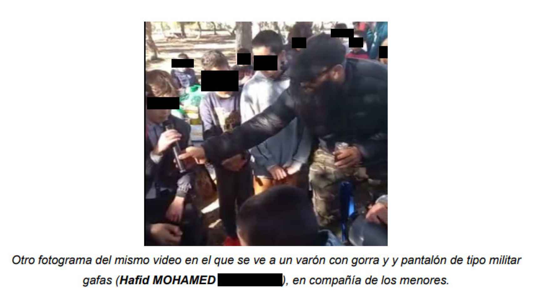 Fotograma incluido en el dosier policial que muestra a Hafid en la excusión con los menores.