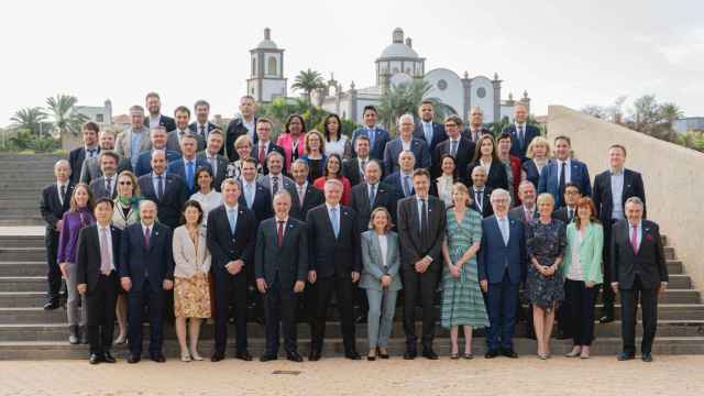 Foto de familia de las autoridades, ministros y jefes de delegación presentes en la Conferencia Ministerial de la OCDE sobre Economía Digital celebrada en Canarias.