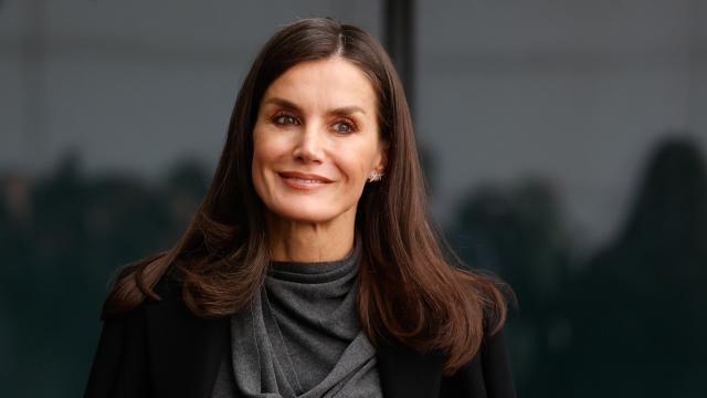 La reina Letizia llegando a la reunión del Patronato de la Fundación FAD Juventud, este viernes 16 de diciembre de 2022.