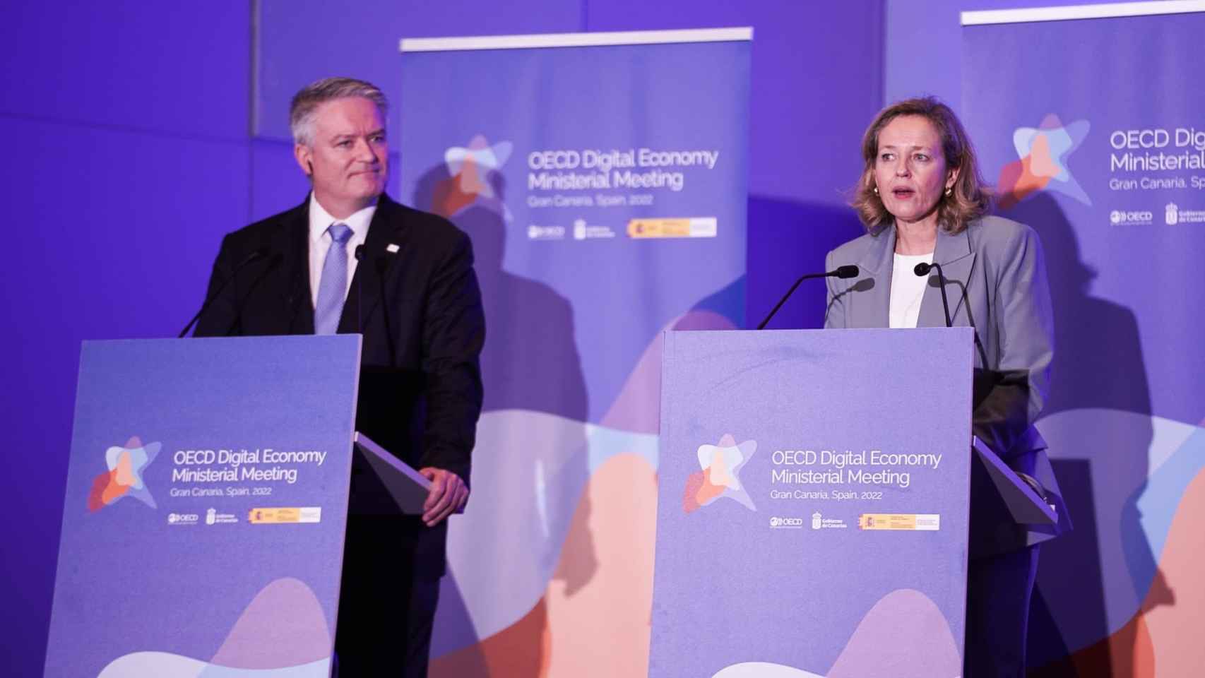 El secretario general de la OCDE, Mathias Cormann, y la  y la vicepresidenta primera y ministra de Asuntos Económicos y Transformación Digital, Nadia Calviño.