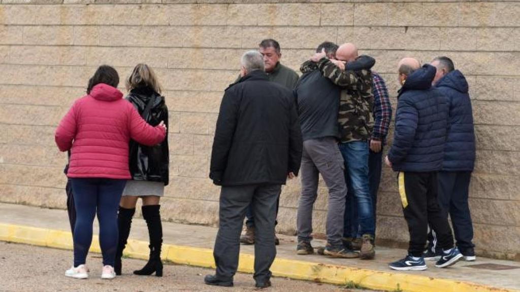 Familiares de las niñas abrazados tras el crimen.