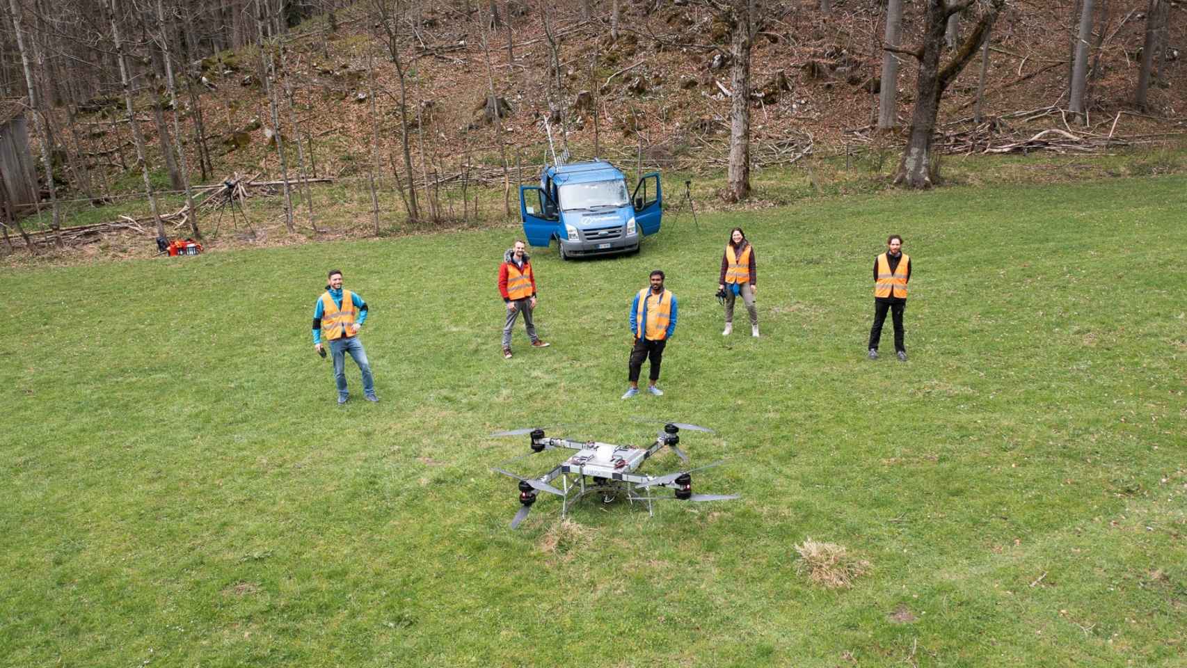 Parte del equipo posa con los drones de carga de la compañía.