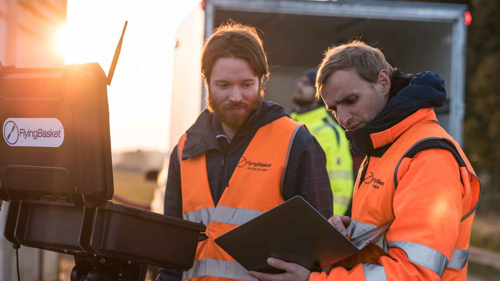 Trabajadores de la compañía realizan operaciones logísticas con los drones.